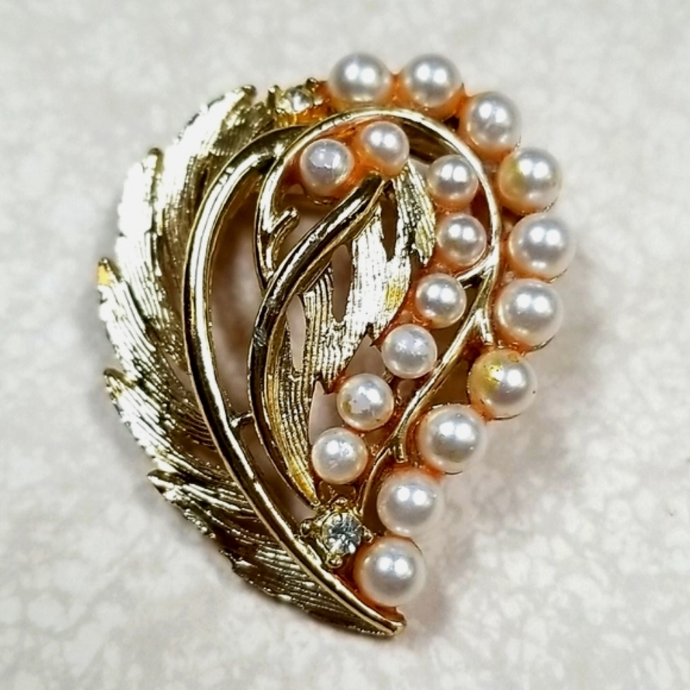 Vintage 1950s Mid Century Faux Pearl Goldtone Brooch Pin - Picture 2 of 13